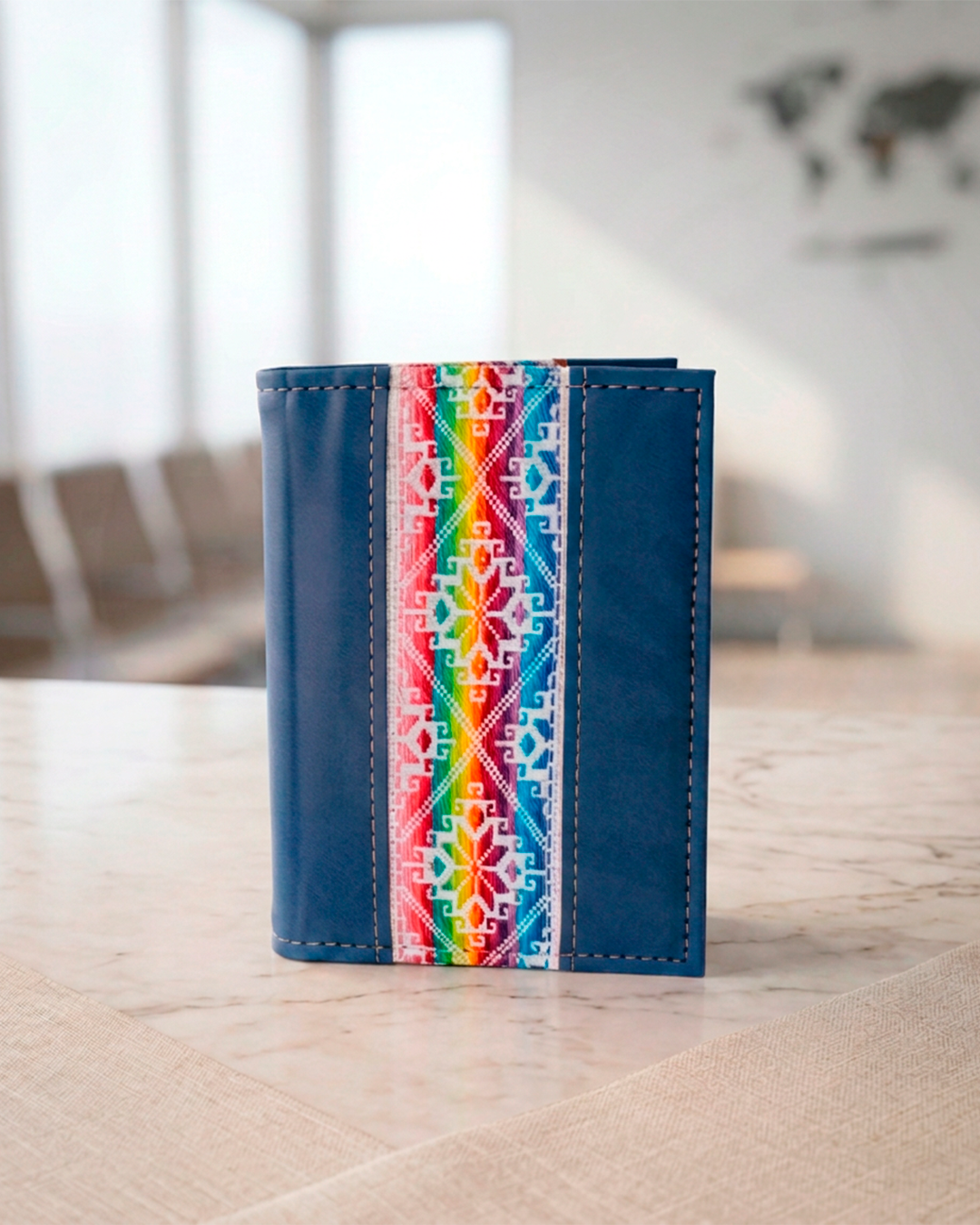 Porta Pasaporte Azul con Bordado de Colores - Telar de Cintura